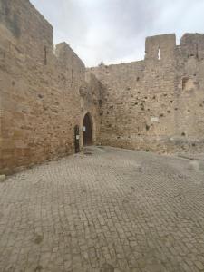 ein großes Backsteingebäude mit einer Tür darin in der Unterkunft Historic Torres Vedras in Torres Vedras