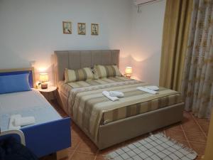 - une chambre avec un grand lit et deux lampes dans l'établissement Standart apartment, à Durrës