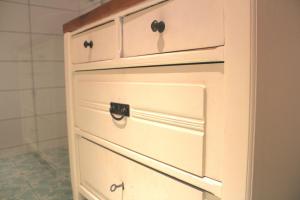 a white cabinet with drawers in a bathroom at himmlischer Hof - Juwel von 1477 mit P, romantischer Innenhof, Kamin, Öko, Denkmal in Quedlinburg