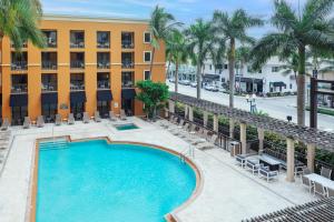 una vista aérea de una piscina frente a un edificio en The Atlantic Suites on the Ave, en Delray Beach