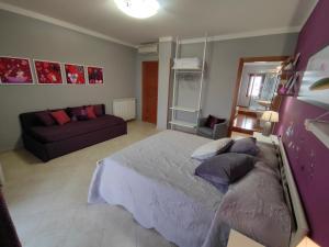 - une chambre avec un grand lit et un canapé dans l'établissement Il Giardino delle Zagare, à Fondi