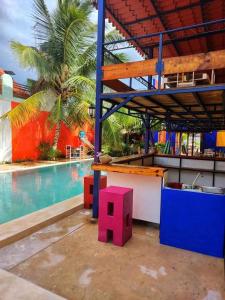 un complejo con piscina, mesa y piscina en Hotel Chuburna, en Chuburná