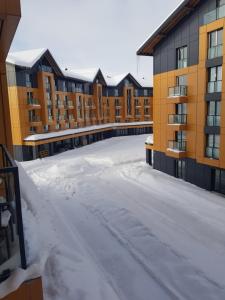 un aparcamiento vacío frente a un edificio de apartamentos en New Gudauri F4 en Gudauri