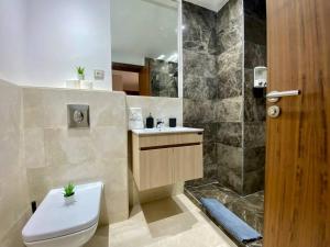 La salle de bains est pourvue de toilettes, d'un lavabo et d'une douche. dans l'établissement Charming Top Floor Bourgogne - By AppartAli, à Casablanca