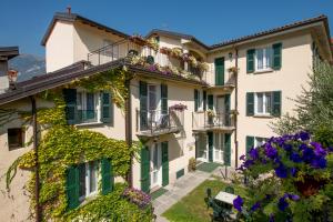 an apartment building with flowers on the balconies at Residence la Limonera in Bellagio