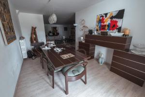A casa di Asia في فِتيربو: غرفة معيشة مع طاولة وكراسي خشبية