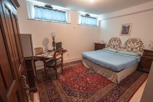 Schlafzimmer mit einem Bett und einem Schreibtisch mit einem Computer in der Unterkunft A casa di Asia in Viterbo