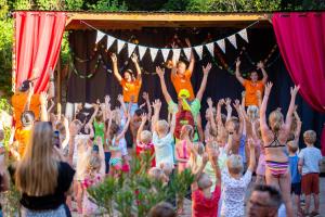 贝尔韦Camping RCN Le Moulin de la Pique的一群孩子在舞台上表演