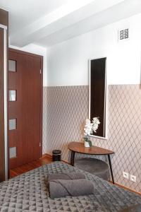 Postel nebo postele na pokoji v ubytování ClickTheFlat Piękna Center Apart Rooms