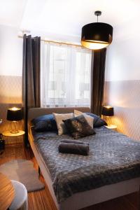 uma cama com almofadas num quarto em ClickTheFlat Piękna Center Apart Rooms em Varósvia