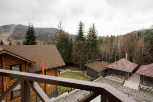 - une vue depuis le balcon d'une cabane en rondins dans l'établissement Гірська феєрія, à Myhove