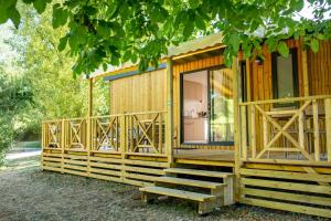 Camping RCN Le Moulin de la Pique外面的花园