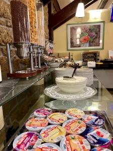 una cocina con una barra con muchos platos de comida en Rainbow Hotel Depandance Joli, en San Marino