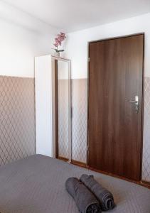 Postel nebo postele na pokoji v ubytování ClickTheFlat Piękna Center Apart Rooms