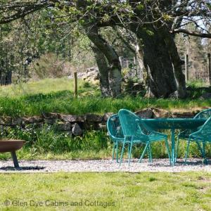 uma mesa verde e cadeiras sentadas num parque em Cuttieshillock em Banchory