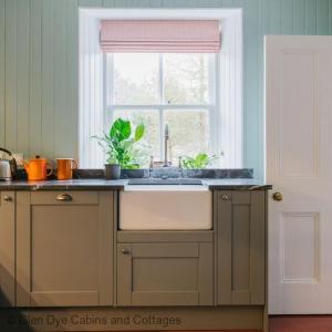 uma cozinha com um lavatório e uma janela em Cuttieshillock em Banchory