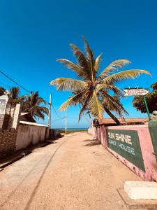 una palma sul lato di una strada sterrata di Sun Shine Guest House a Negombo