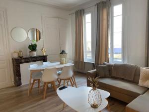 salon z kanapą i stołem w obiekcie LE GALET BLANC cosy T2 en centre ville du Havre w Hawrze