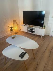 Telewizja i/lub zestaw kina domowego w obiekcie LE GALET BLANC cosy T2 en centre ville du Havre