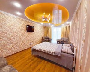 a bedroom with a bed and a yellow ceiling at ApartPoltava ДВОКІМНАТНІ апартаменти, до 6 спальних місць, кутова ванна, КОРПУСНИЙ ПАРК, документи для відрядження in Poltava