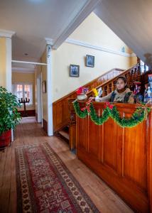 een man die aan een balie in een kamer zit bij Eco Inn in Cuzco