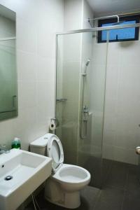 y baño con ducha, aseo y lavamanos. en 1Bedroom 1Bathroom 4-6PAX 5 min to Jonker Walk Atlantis Residences Melaka, en Melaka