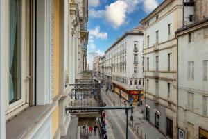 - Vistas a una calle de la ciudad desde un edificio en Apple House al Duomo by Wonderful Italy, en Turín