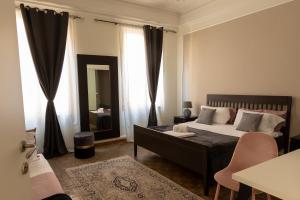 ジェノヴァにあるGranello Suite Centralのベッドルーム1室(ベッド1台、大きな窓付)