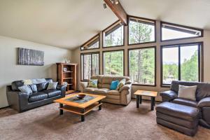 sala de estar con sofás, sillas y ventanas en Flagstaff Home with Back Deck - 5 Mi to Downtown, en Flagstaff