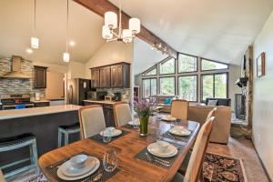comedor y cocina con mesa y sillas en Flagstaff Home with Back Deck - 5 Mi to Downtown en Flagstaff
