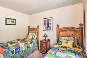 1 dormitorio con 2 camas y mesita de noche en Flagstaff Home with Back Deck - 5 Mi to Downtown en Flagstaff
