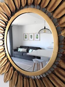Sweet Holiday في بورتو فيكيو: مرآة في غرفة المعيشة مع أريكة وطاولة