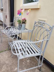 three chairs and a table with a potted plant on it at No6 High Street in Edwinstowe