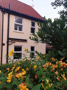 Ein Haus mit einem Haufen Blumen davor in der Unterkunft No6 High Street in Edwinstowe