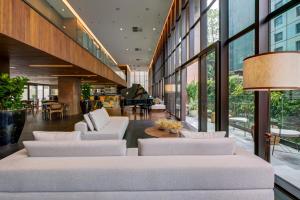 Uma área de estar em Qoya São Paulo Paulista, Curio Collection by Hilton