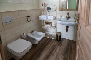 un bagno con un water e un lavandino di Apartmán Nad Modravou a Modrava