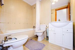 un bagno con lavandino, WC e vasca di La Manga 2 Bedroom Apartment near the Beach a Murcia Altre 4 foto