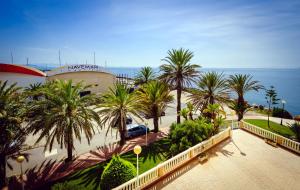 vista su un resort con palme e sull'oceano di La Manga 2 Bedroom Apartment near the Beach a Murcia