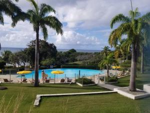 Bazén v ubytování Studio avec vue mer exceptionnelle, plage et piscine, Village Vacances Sainte-Anne nebo v jeho okolí