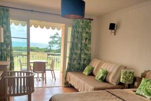 Posezení v ubytování Studio avec vue mer exceptionnelle, plage et piscine, Village Vacances Sainte-Anne
