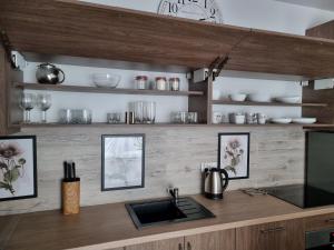 Kuchyň nebo kuchyňský kout v ubytování Q Apart Enter- 2 pokojowy klimatyzowany apartament przy Manufakturze z garażem Gratis, FV