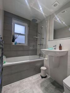 y baño con bañera y lavamanos. en Charming Victorian Home in Saltaire en Saltaire