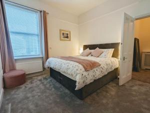 מיטה או מיטות בחדר ב-Charming Victorian Home in Saltaire