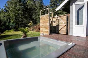 una piscina en la terraza de una casa en Bergwinds, en Underberg