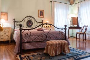 1 dormitorio con 1 cama con marco de metal en B&B Podere di Sotto, en Montelupo Fiorentino