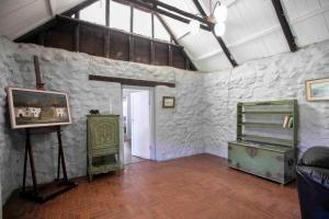 sala de estar con pared de piedra y chimenea en Bergwinds, en Underberg