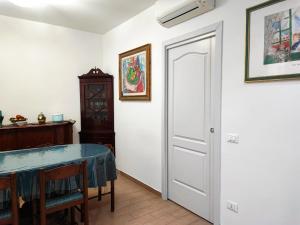a dining room with a table and a door at De' Bardi apartment x 6 in Florence