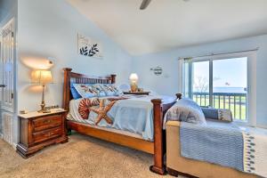 1 dormitorio con cama y ventana en Coden Vacation Rental with Bay Access!, 