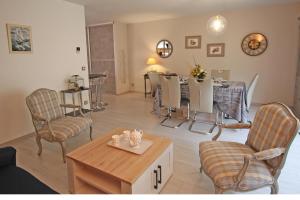 een woonkamer met een tafel en stoelen bij La maison de l'auzette in Limoges