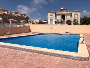 ein großer Pool vor einem Haus in der Unterkunft 002 Casa Sofia - Alicante Holiday in Torrevieja
